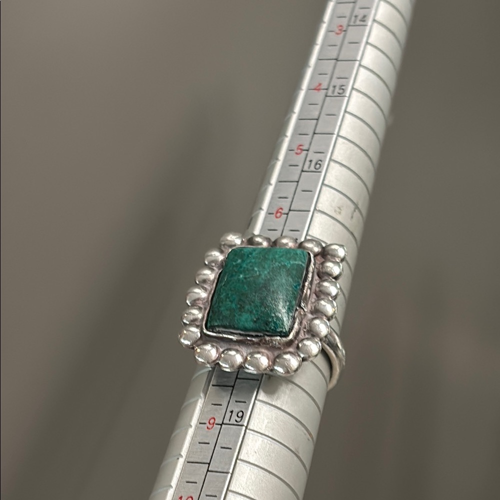 Elegant Silver and Green Stone Ring - Picture 13 of 14